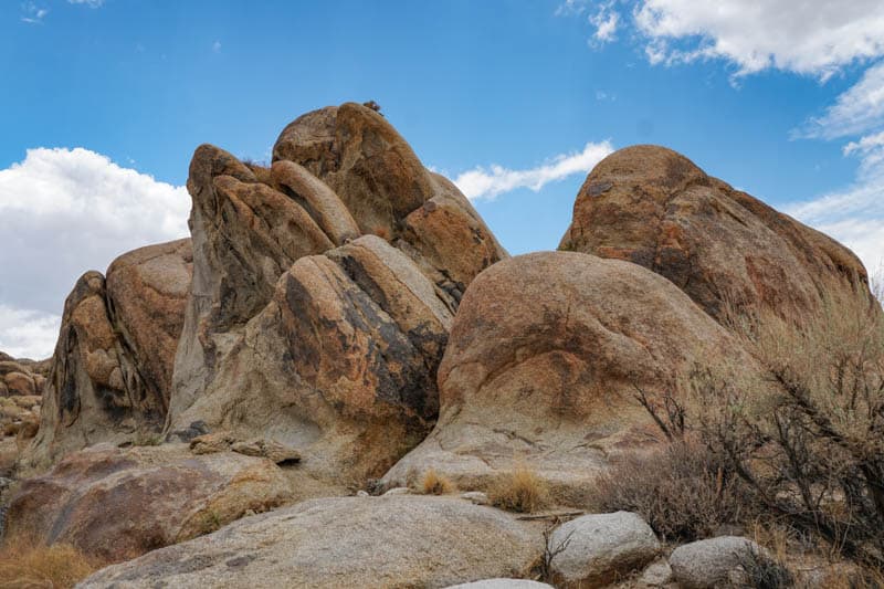 Rock formations along the Mobius Arch Loop Trail in the Alabama Hills